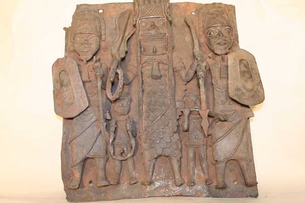 Br.   Benin (plaque), d`afrique : Nigeria, statuette Br.   Benin (plaque), masque ancien africain Br.   Benin (plaque), art du Nigeria - Art Africain, collection privées Belgique. Statue africaine de la tribu des Br.   Benin (plaque), provenant du Nigeria, 1492/1065.Plaque de bronze du palais du souverain du Bénin 17eme .Elle représente l